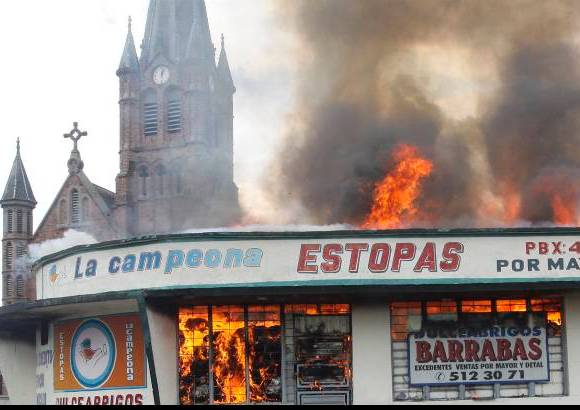 Hern&#225;n Vanegas - Cinco m&#225;quinas de bomberos consiguieron sofocar un incendio que se present&#243; en el sector de Barrio Triste.