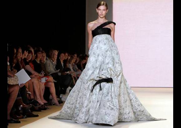 AP - Vestido de gala con juego de estampado en blanco y negro.