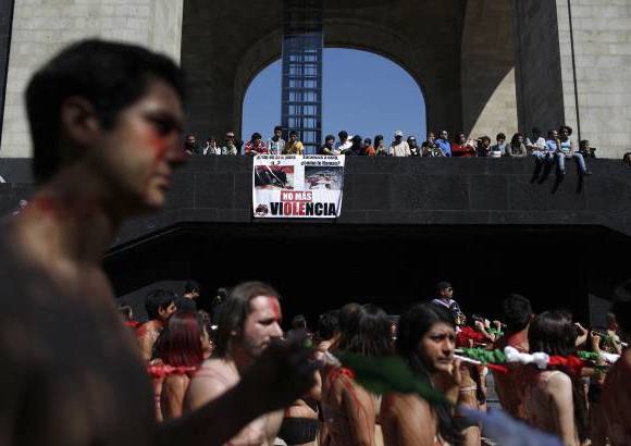 Reuters - El evento, denominado En la piel del toro, que se escenific&#243; en el Monumento a la Revoluci&#243;n de Ciudad de M&#233;xico, es la protesta m&#225;s importante en contra de la tauromaquia que se realiza por quinto a&#241;o consecutivo en M&#233;xico.