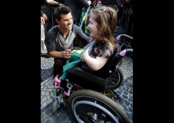 Reuters - Taylor Lautner posa al lado de una ni&#241;a de 14 a&#241;os.