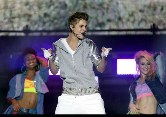 AP - De acuerdo con las previsiones de las autoridades, Bieber cantar&#237;a ante unas 200.000 personas en el Z&#243;calo, una cifra r&#233;cord de asistentes para un recital en esta magna plaza.