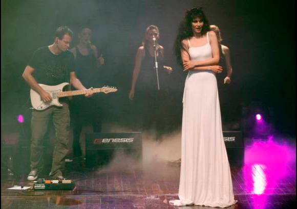 Edwin Bustamante - Parada sobre un escenario, Emma Shapplin desconoce el significado de la palabra timidez. En lo &#250;nico que piensa es la conexi&#243;n que se logra a trav&#233;s de la m&#250;sica; una conexi&#243;n que no conoce barreras.