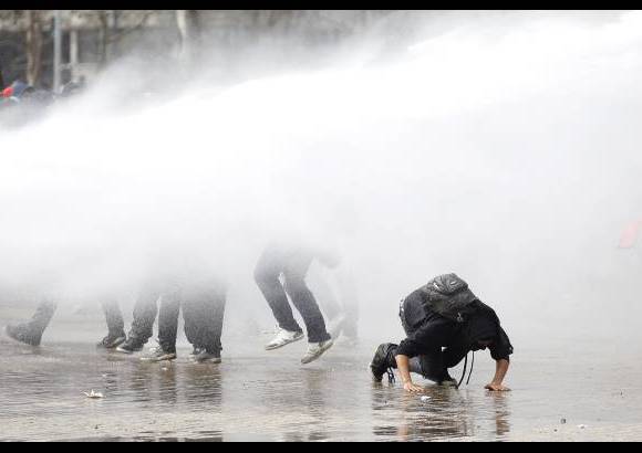 Reuters - Momentos de la protesta de estudiantes Santiago de Chile, quienes demandan cambios en el sistema de educaci&#243;n p&#250;blica de su pa&#237;s.