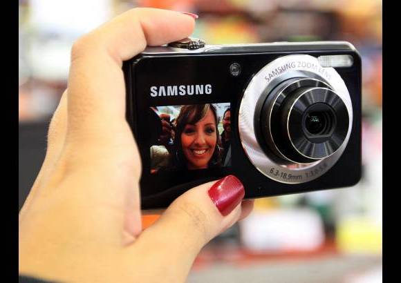 Róbinson Sáenz - ¿Cómo quedé en la foto? Ya no hay problema porque esta cámara viene con doble pantalla. Tiene 12,2 megapixeles.