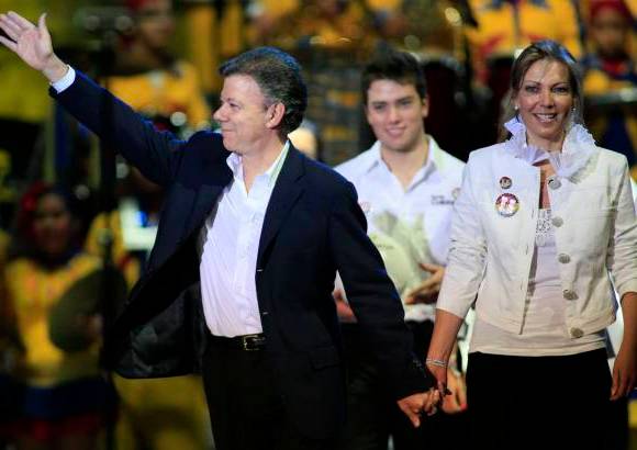 AP - Uribe "transformó positivamente" a Colombia, subrayó Santos.