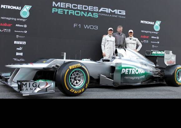 Reuters - El &quot;elegante y sofisticado&quot; F1 W03 de Mercedes, tal como la ha definido Ross Brawn, propietario de la escuder&#237;a, fue presentado este martes en el Circuito de Catalunya, donde rod&#243; por primera vez en unos entrenamientos oficiales.
