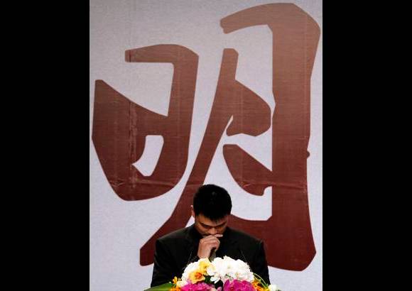 AP - Yao Ming, quien despert&#243; el inter&#233;s chino por la NBA y lleg&#243; a ser uno de los deportistas m&#225;s famosos de Asia, anunci&#243; su retirada del baloncesto.