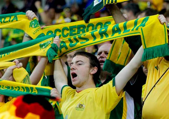 AP - Los hinchas australianos alentaron durante todo el comrpomiso a su selecci&#243;n a pesar del resultado.