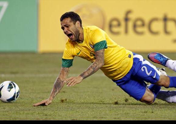 Reuters - La acci&#243;n de Dani Alves que gener&#243; el penalti injusto.