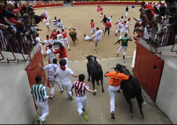 Reuters - Las fiestas San Fermín, en las que una multitud corre junto a seis toros bravos por las calles de Pamplona, en España, son uno de los mayores atractivos en esta época del año. Desde 1924, 15 personas han muerto en los encierros que fueron inmortalizados en la novela Fiesta de Hemingway.