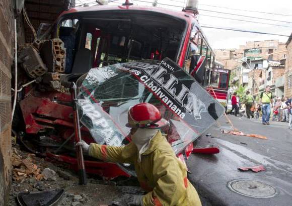 Esteban Vanegas - Tremendo susto se llevaron los ocupantes de dos buses que colisionaron y tras esto fueron a dar contra una vivienda en el barrio Robledo Miramar.