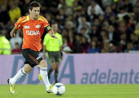 Mauricio Alvarado-Colprensa - El italiano Fabio Capello, estratega de la formaci&#243;n Resto del Mundo, inici&#243; por su parte con: Faryd Mondrag&#243;n, Alvaro Gonz&#225;lez, Fabio Cannavaro, Mario Yepes, Jhon Vi&#225;fara, James Rodr&#237;guez, Giovanni Hern&#225;ndez, Marek Hamsik, Diego Forl&#225;n, Te&#243;filo Guti&#233;rrez y Radamel Falcao.