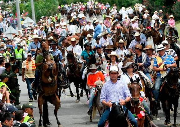 Juan Antonio S&#225;nchez - Medell&#237;n ya vive su fiesta mayor, la Feria de las Flores, que este s&#225;bado tuvo uno de sus eventos m&#225;s tradicionales. Cerca de 8 mil binomios recorrieron las calles de la ciudad en la edici&#243;n 25 del Desfile a Caballo. Vea las fotos.