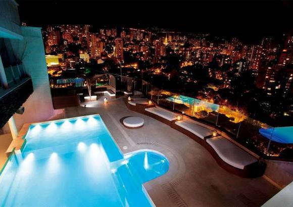 Cortesía - Su discoteca Envy Roof Top, con sus pool party, se ha convertido en el punto de encuentro favorito de los jóvenes.