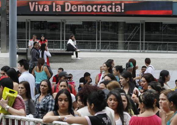 Donaldo Zuluaga - En el Palacio de Exposiciones, las mujeres ejercieron su derecho al voto en las diferentes mesas que estuvieron dispuestas para las elecciones al Senado, C&#225;mara y Parlamento Andino.