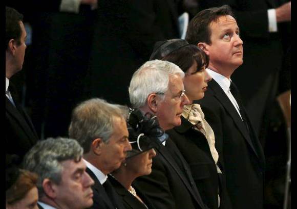 Reuters - Los exprimeros ministros brit&#225;nicos tambi&#233;n asistieron a la ceremonia: Gordon Brown, Tony Blair, John Major y el actual mandatario David Cameron.