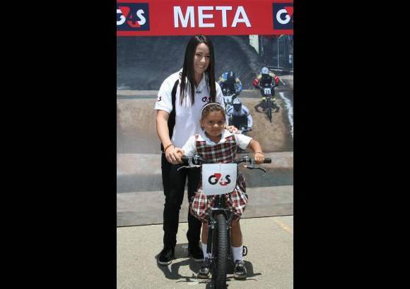 Juan Antonio S&#225;nchez - Con mucha paciencia, la bicicrosista atendi&#243; a los que se le acercaban en busca de una foto o un aut&#243;grafo.