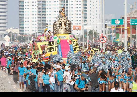 Foto Colprensa - Cartagena se convirti&#243; en un gran carnaval, con el tradicional desfile de carrozas, que dio inicio a las fiestas populares y a las actividades centrales del Concurso Nacional de Belleza. Las 25 candidatas estuvieron radiantes.