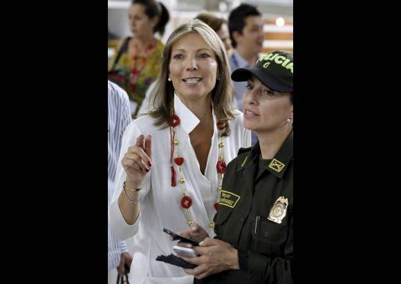 - La señora Rodríguez de Santos demostró su elegancia y el interés en los accesorios artesanales. Afirmó que la defensa de los intereses de estos trabajadores en Colombia se ha vuelto una tarea prioritaria.
