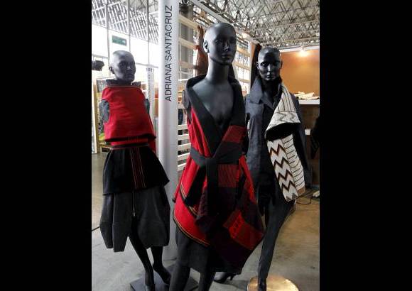 - Las ruanas de la diseñadora Adriana Santacruz también se pueden conseguir en la feria Expoartesano que termina este domingo.