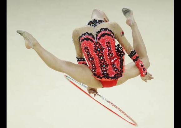 Reuters - Melitina Staniouta de Bielorusia realiza su rutina en el Campeonato Mundial de Gimnasia R&#237;tmica.