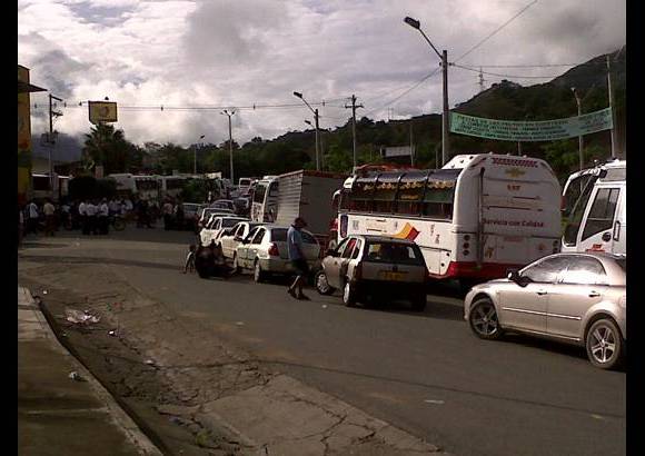 Juan Felipe Quintero - Desesperados se encuentran los viajeros que necesitan llegar a Medell&#237;n para retornar a sus labores este martes.