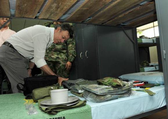 Presidencia de la Rep&#250;blica - El presidente Santos visit&#243; la habitaci&#243;n en la que dormir&#225;n los nuevos soldados, entre ellos su hijo Esteban.