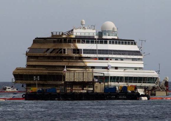 AP - La mole de 44.600 toneladas, 290 metros de longitud y 17 pisos de altura ya descansaba en posición vertical sobre la plataforma submarina que había sido construida los meses anteriores.