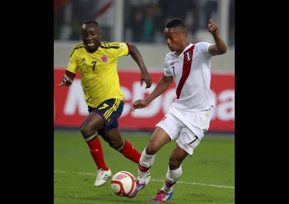 Reuters - La banda izquierda, de Pablo Armero, fue el lugar por donde m&#225;s atac&#243; Per&#250; con Andr&#233; Carillo.