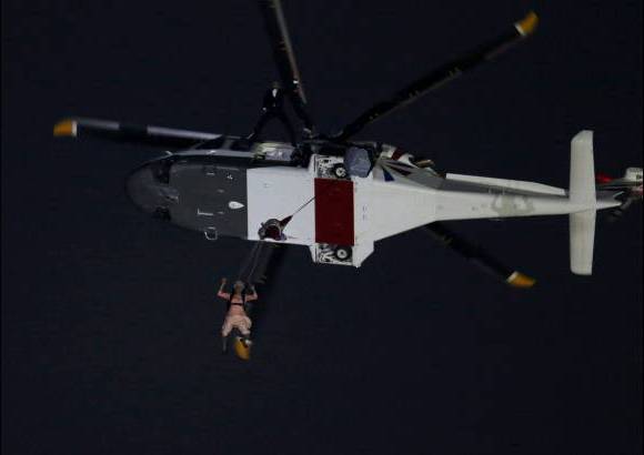 Reuters - Durante la inauguraci&#243;n un actor hizo, como si fuera la Reina Isabel, una entrada magnifica al escenario. Del helic&#243;ptero tambi&#233;n salt&#243; otro actor disfrazado de James Bond.
