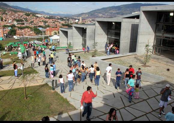 FOTO EL COLOMBIANO - Espacios diseñados para contribuir a la transformación de la ciudad desde los ámbitos educativo, cultural y social. En los parques biblioteca convergen distintas instituciones en un mismo espacio para generar tejido social y plantear un nuevo estilo de convivencia.