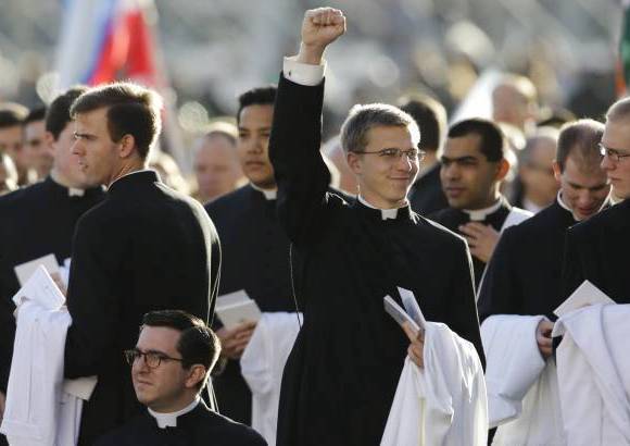 AP - Jóvenes sacerdotes acompañan al sumo pontífice en su investidura.