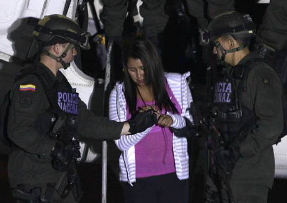 FOTO COLPRENSA - La mujer que se hab&#237;a fugado junto a Rafael Uribe Nieto, alias &quot;El Flaco&quot;; W&#225;lter de Jes&#250;s Castrill&#243;n Jaramillo y Merardo Pe&#241;a Bautista, otros presuntos integrantes de &quot;Los Urabe&#241;os&quot;.