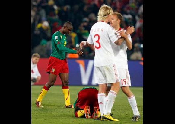 AP - Los Leones Indomables del Camer&#250;n, llamados a defender el orgullo africano en su territorio, rugieron su adi&#243;s al Mundial y su derrota ante Dinamarca (2-1) meti&#243; a Holanda en el club de los 16.