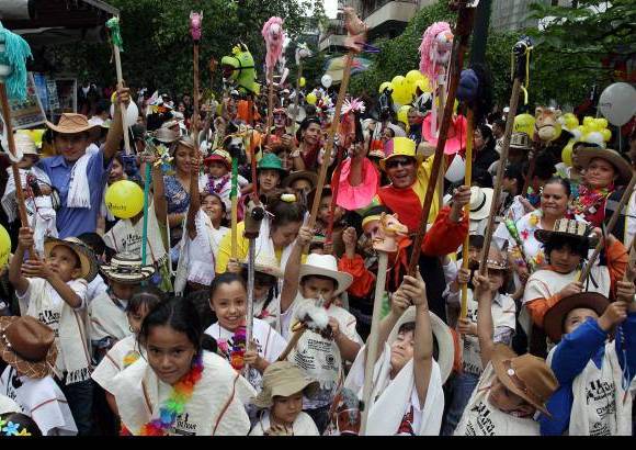 Julio C&#233;sar Herrera - Cerca de 300 ni&#241;os desfilaron con sus caballitos de palo por algunas calles del centro de la ciudad. El evento fue organizado por Corbol&#237;var.
