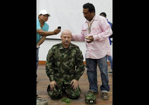 - El Gobernador Tule José David Castrillón unge al general Hernán Giraldo.