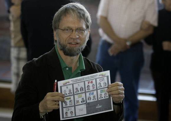 Colprensa - Al votar Mockus dijo que votar es un deber ciudadano pero ante todo es un derecho, un derecho que bien ejercido puede producir mucho bien.