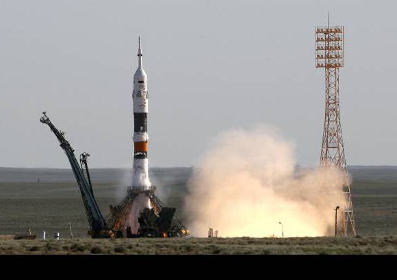 AP - La Soyuz TMA-04M ten&#237;a que haber despegado el pasado 30 de marzo, pero Roscosmos, la agencia espacial rusa, se vio obligada a aplazar su lanzamiento debido que su m&#243;dulo de descenso sufri&#243; una deformaci&#243;n durante una prueba de hermetismo.