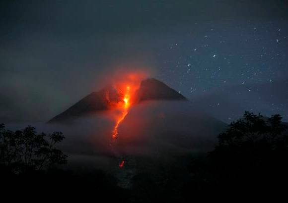 Reuters - Merapi lanz&#243; nubes de ceniza hirviente varios kil&#243;metros al aire.
