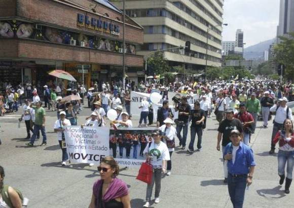 Cortes&#237;a - Por lo menos 1.000 personas hacen parte de la marcha por la paz en Medell&#237;n, la cual llegar&#225; al mediod&#237;a a La Alpujarra.