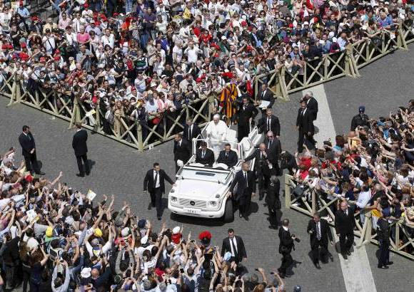 Reuters - Colombianos residentes en Roma y quienes viajaron a la ceremonia estuvieron presentes en la Plaza de San Pedro.