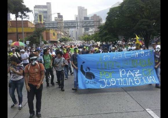 Cortes&#237;a - Estudiantes tambi&#233;n dejaron presente el aniversario 65 de la muerte Jorge Eliecer Gait&#225;n.