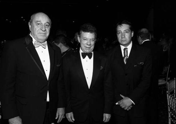 Archivo - Jorge Hern&#225;ndez junto al presidente Juan Manuel Santos y al director del diario La Rep&#250;blica Fernando Quijano.