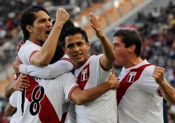 Reuters - Per&#250; gole&#243; 4-1 este s&#225;bado a Venezuela con tres dianas de Paolo Guerrero y se qued&#243; con el tercer puesto de la Copa Am&#233;rica.