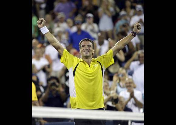 AP - Tommy Robredo, de Espa&#241;a, celebra luego de ganar el partido del U.S Open a el favorito Roger Federer.