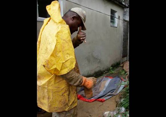 Reuters - Los aguaceros siguen intermitentes y dificultan los trabajos de los equipos de socorro.