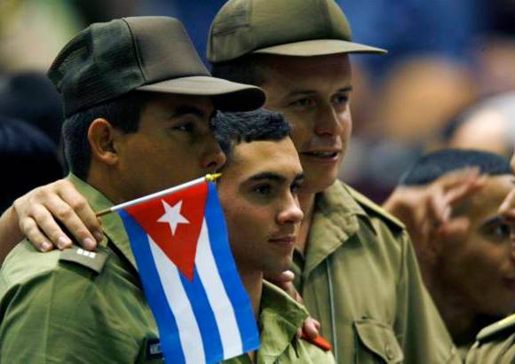 AP - Elián González se convirtió en un adolescente de cabello corto, que estudia en una escuela militar y es delegado de la juventud comunista, diez años después de haber sido el centro de una disputa jurídica y política entre Cuba y Estados Unidos.
