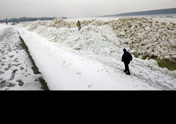 Reuters - Cuando el hielo de un grosor de casi medio metro comenzó a romperse en el área de Belgrado cientos de botes anclados comenzaron a chocar unos con otros y varias barcazas fueron arrastradas por la corriente, dijeron las autoridades.