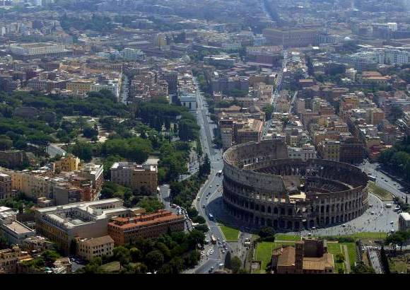 Reuters - Vista aérea del Coliseo Romano, una de las insignias de la capital de Italia.