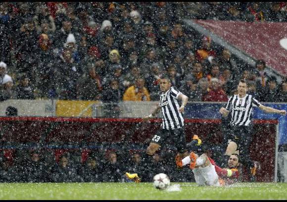 Reuters - La nieve no dej&#243; jugar esta semana al Glalatasaray de Turqu&#237;a y el Juventus de Italia, el partido se jug&#243; al d&#237;a siguiente.